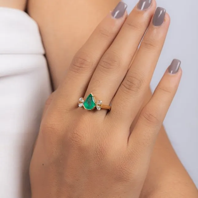 18K Yellow Gold Emerald Ring