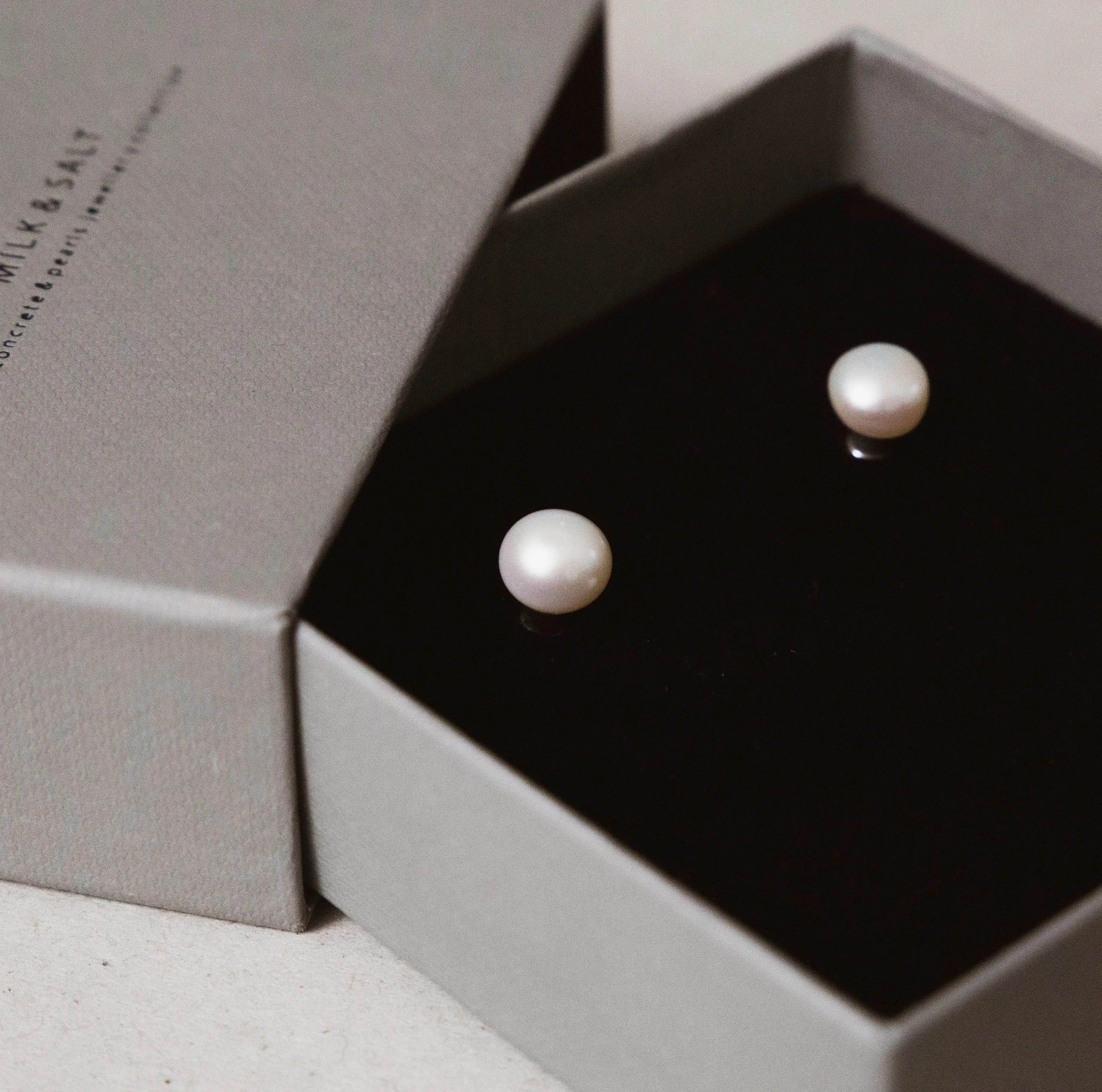 Classic MINI pearls earrings