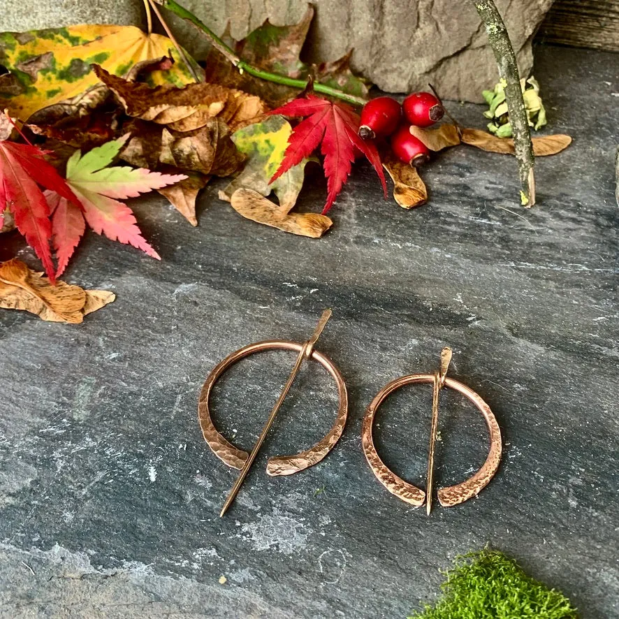 Copper and bronze penannular brooch