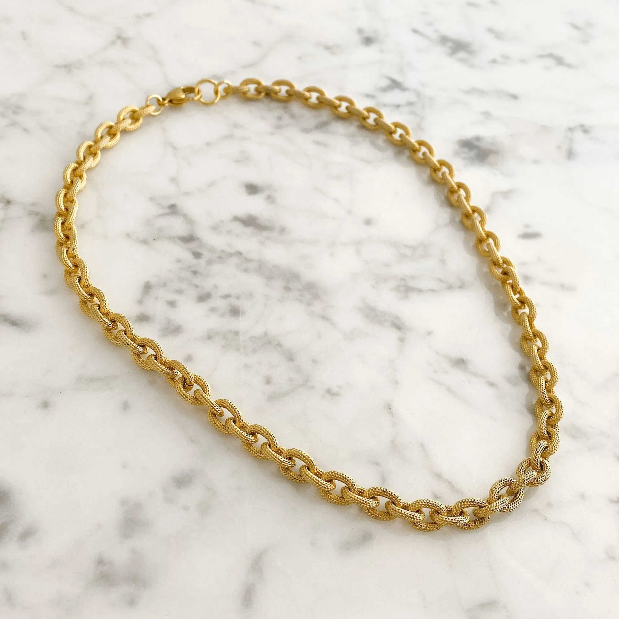 MAKAYLA textured gold chain necklace