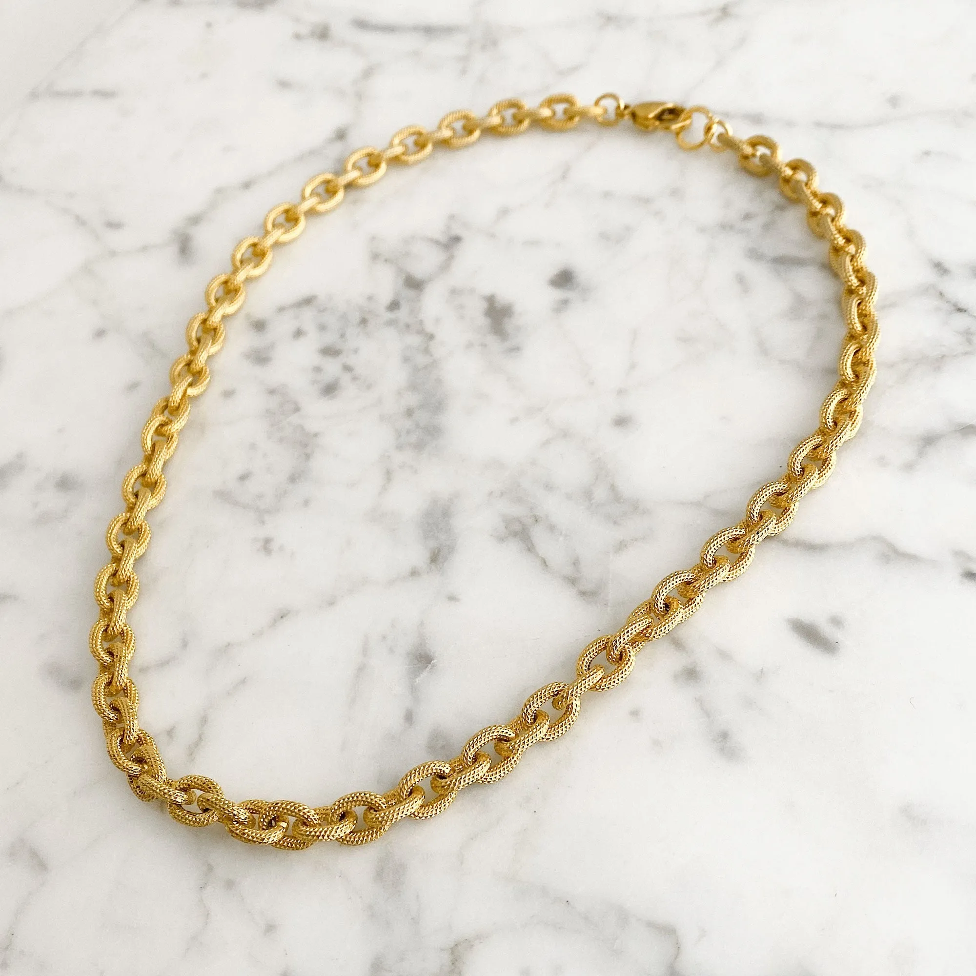 MAKAYLA textured gold chain necklace