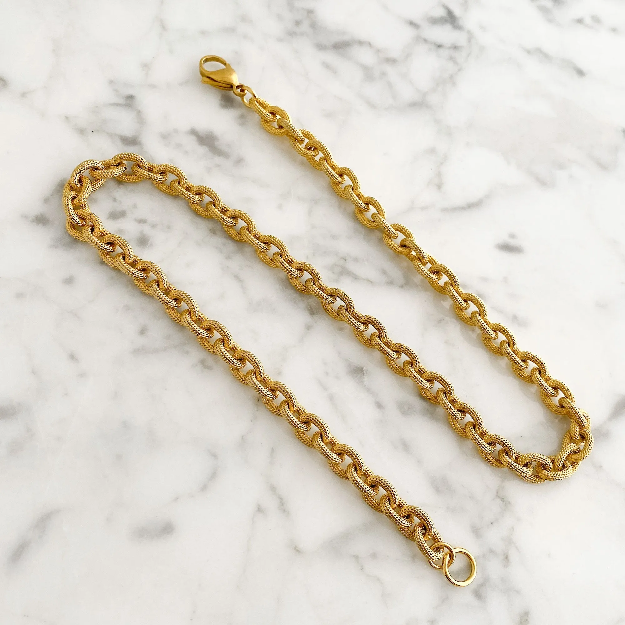 MAKAYLA textured gold chain necklace