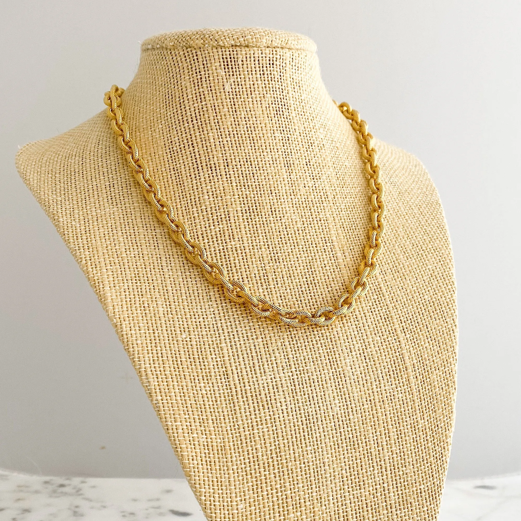 MAKAYLA textured gold chain necklace