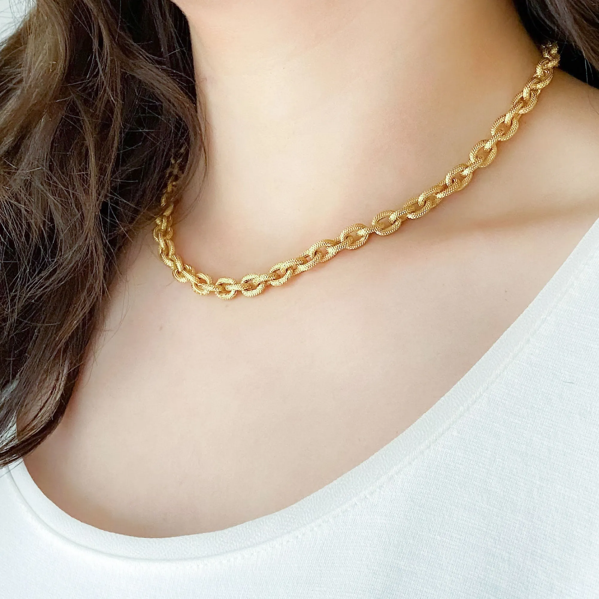 MAKAYLA textured gold chain necklace